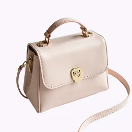 Женская сумка кросс-боди бежевого цвета